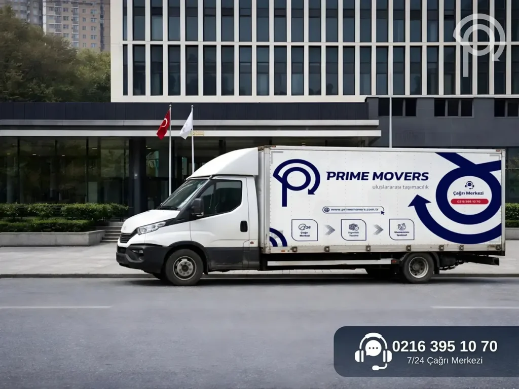 Uluslararası ofis taşımacılığı hizmetinde kurumsal eşyaları taşıyan profesyonel nakliyat aracı