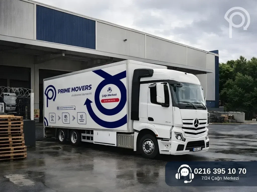 Uluslararası depolama hizmeti kapsamında depo önünde yükleme yapan lojistik nakliyat aracı