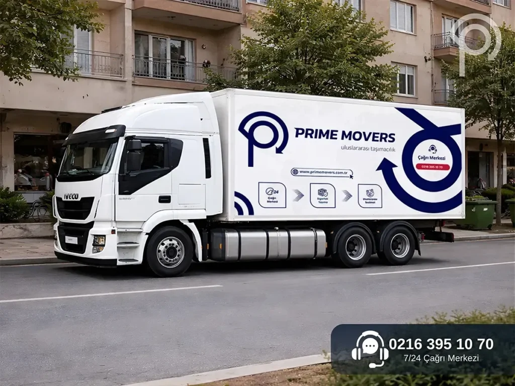 Uluslararası evden eve nakliyat hizmeti sunan Prime Movers beyaz tır aracı şehir içinde taşımacılık yaparken