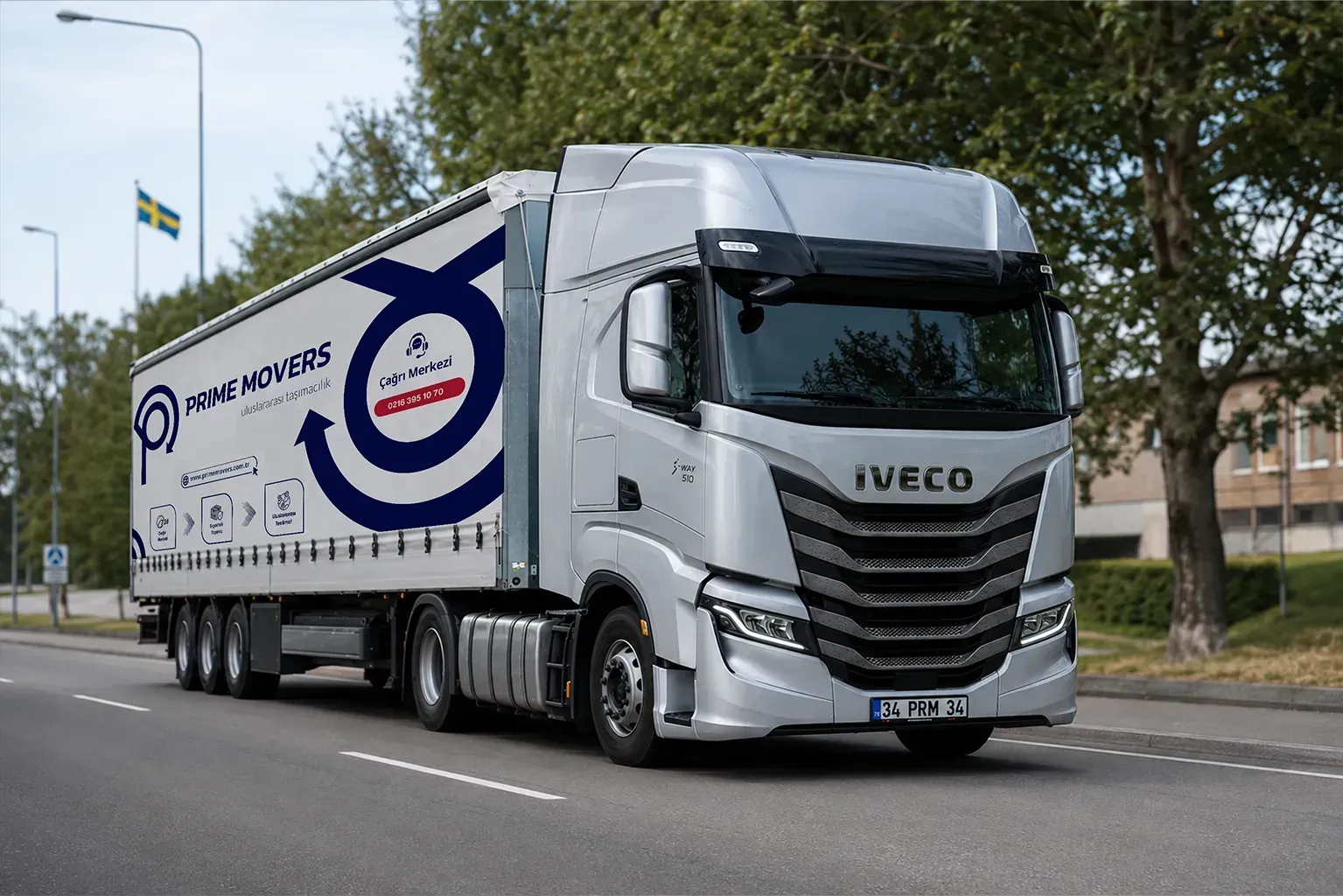 Türkiye’den İsveç’e ev taşıma hizmeti için İsveç sokaklarında ilerleyen Prime Movers nakliye aracı